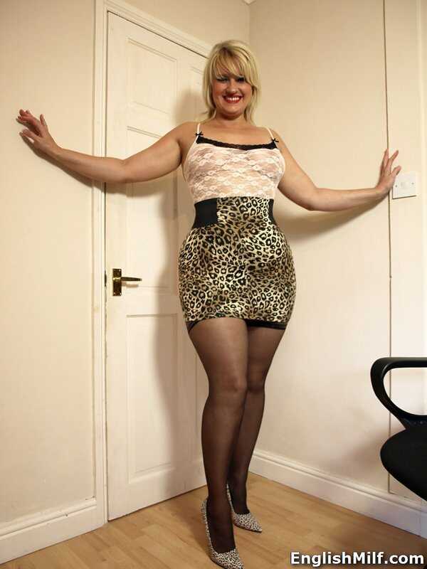 Daniella's Tempting Cameltoe: A British Mature Delight in Shaved Pussy and Tooled-Up Stockings - Daniella English