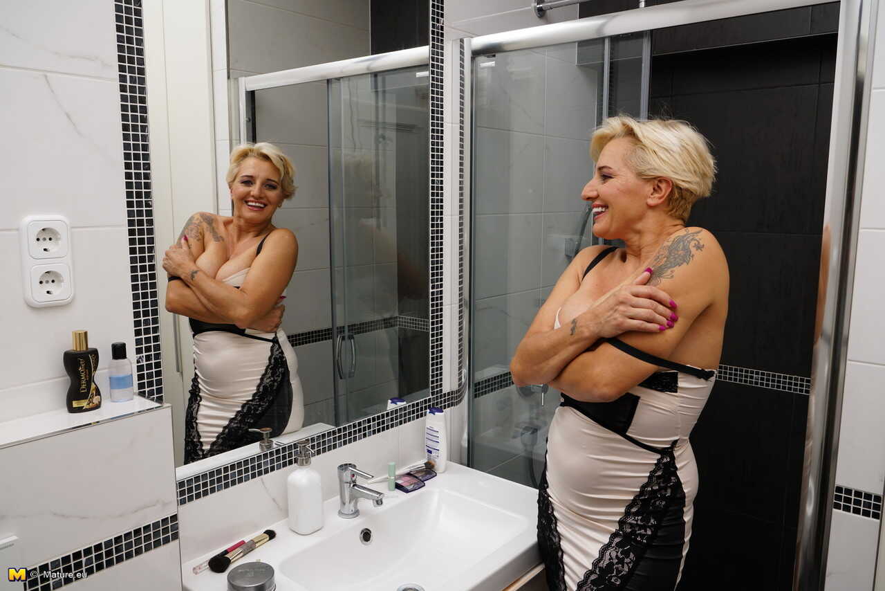 Maria Jamma's Sultry Showers: An Aged Housewife with Short Hair and a Few Extra Kilos Masturbates in the Shower - Mar...