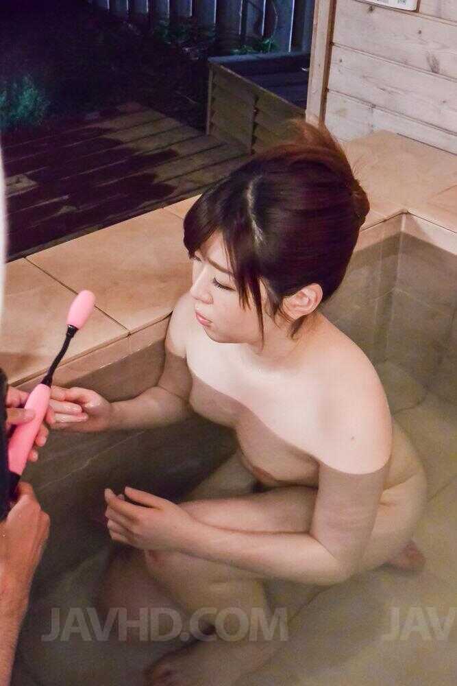 Japanese Woman Kaho Shows Off Her Creamy Payload After A Steamy BJ In The Hot Tub! - Kaho