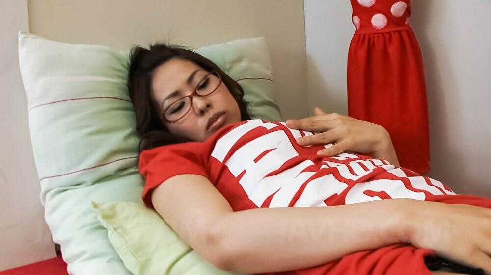Glasses-wearing Japanese cutie Chie Inamori teases her pussy with a vibrator while reading manga on the bed. - Chie Inamori