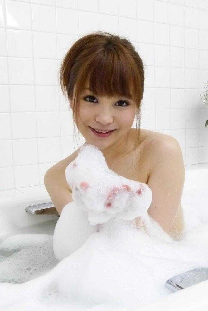 Maomi Nagasawa's Double Bubble Bath Blowjob