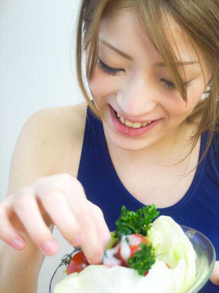 Pretty Yuu Mahiru's Salad Sex: Creaming the Freshest Veggies with a Hot Japanese MILF! - Yuu Mahiru