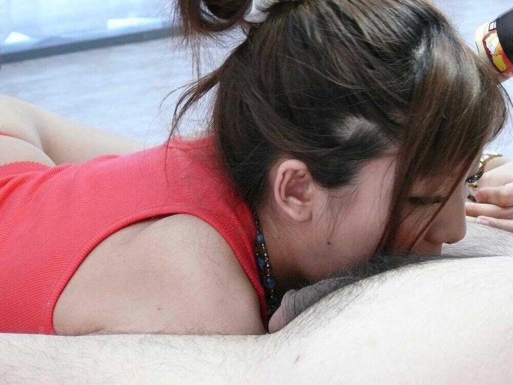 Japanese chick Mahiru Tsubaki spits cum into her palm before licking it up - Mahiru Tsubaki