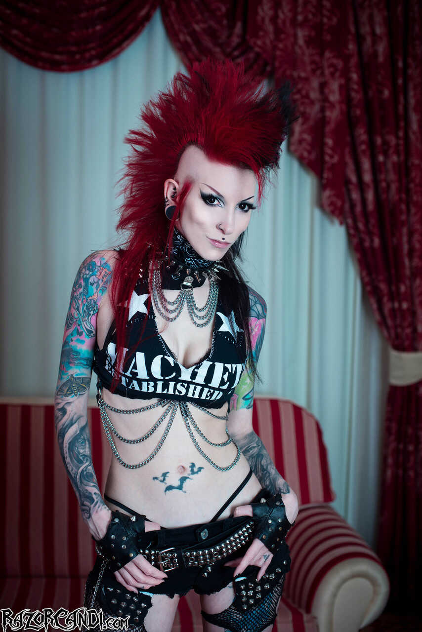 Alt Model Razor Candi Plugs a Giant Dildo Up Her Mohawk