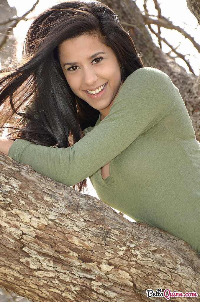 Bella Quinn's Public Flash in the Park: A Latina Chick's Sweater and Jeans Adventure - Bella Quinn