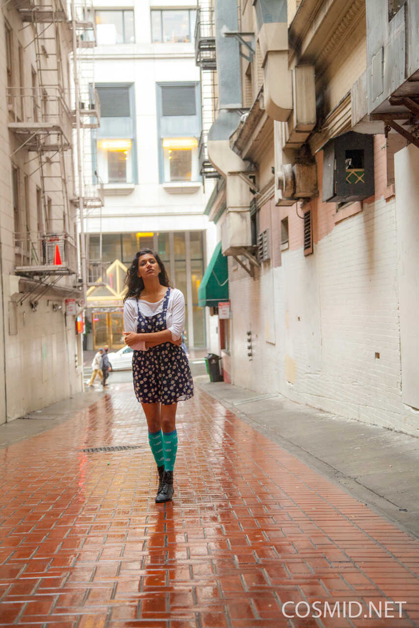 India's Amateur Carla White: Exposing her massive natural tits in a crowded alleyway! - Carla White