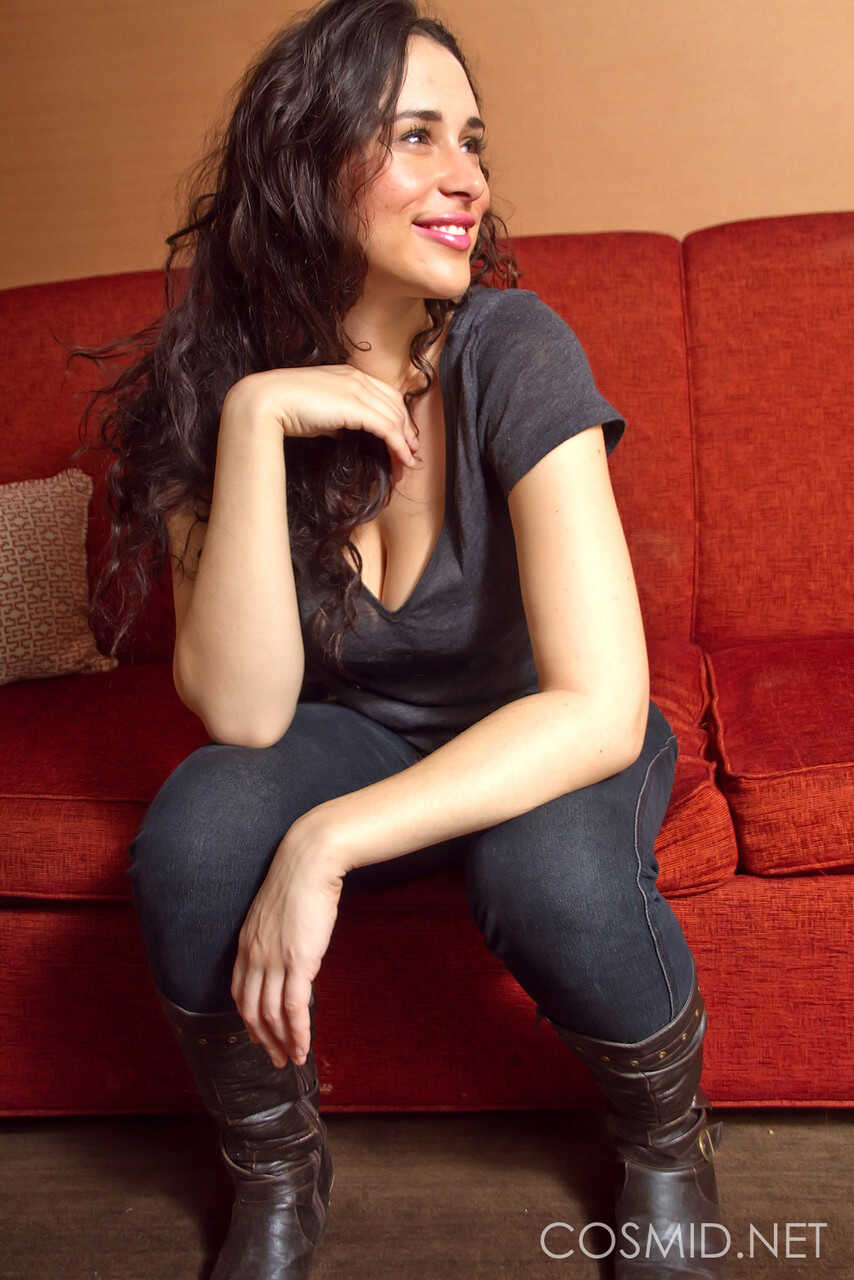 Marianna's Tight Jeans Seduction: Exposing Her Amateur Boobs and Nipples - Marianna
