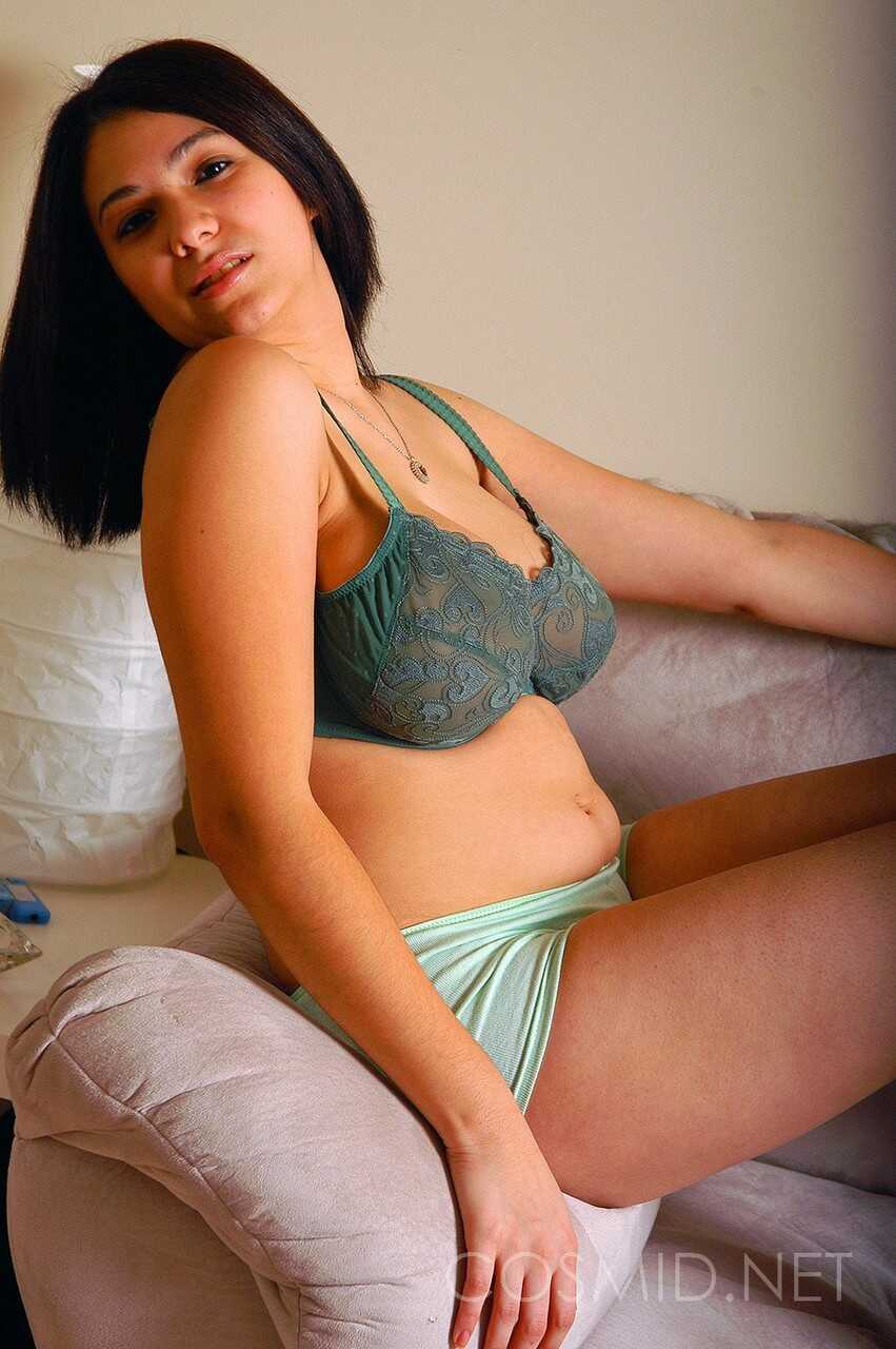 Elizabeth's Juicy Treat: A Chubby Amateur Model's Busty Non-Nude Photoshoot in Her Bra and Shorts