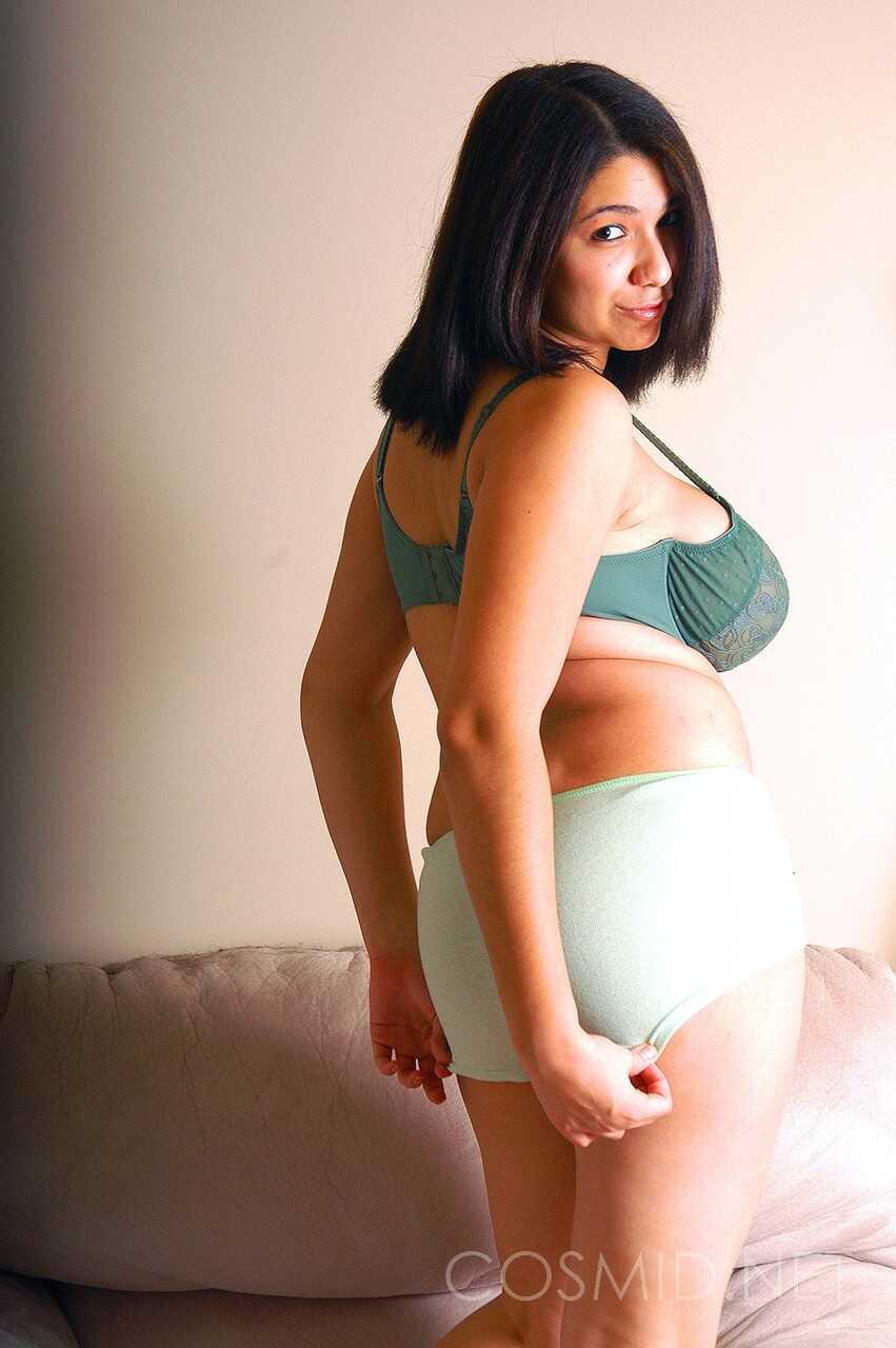 Elizabeth's Juicy Treat: A Chubby Amateur Model's Busty Non-Nude Photoshoot in Her Bra and Shorts - Elizabeth