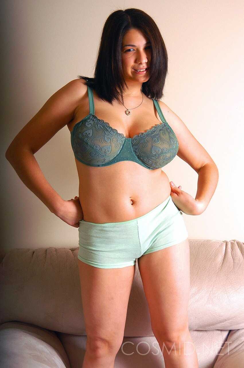 Elizabeth's Juicy Treat: A Chubby Amateur Model's Busty Non-Nude Photoshoot in Her Bra and Shorts - Elizabeth