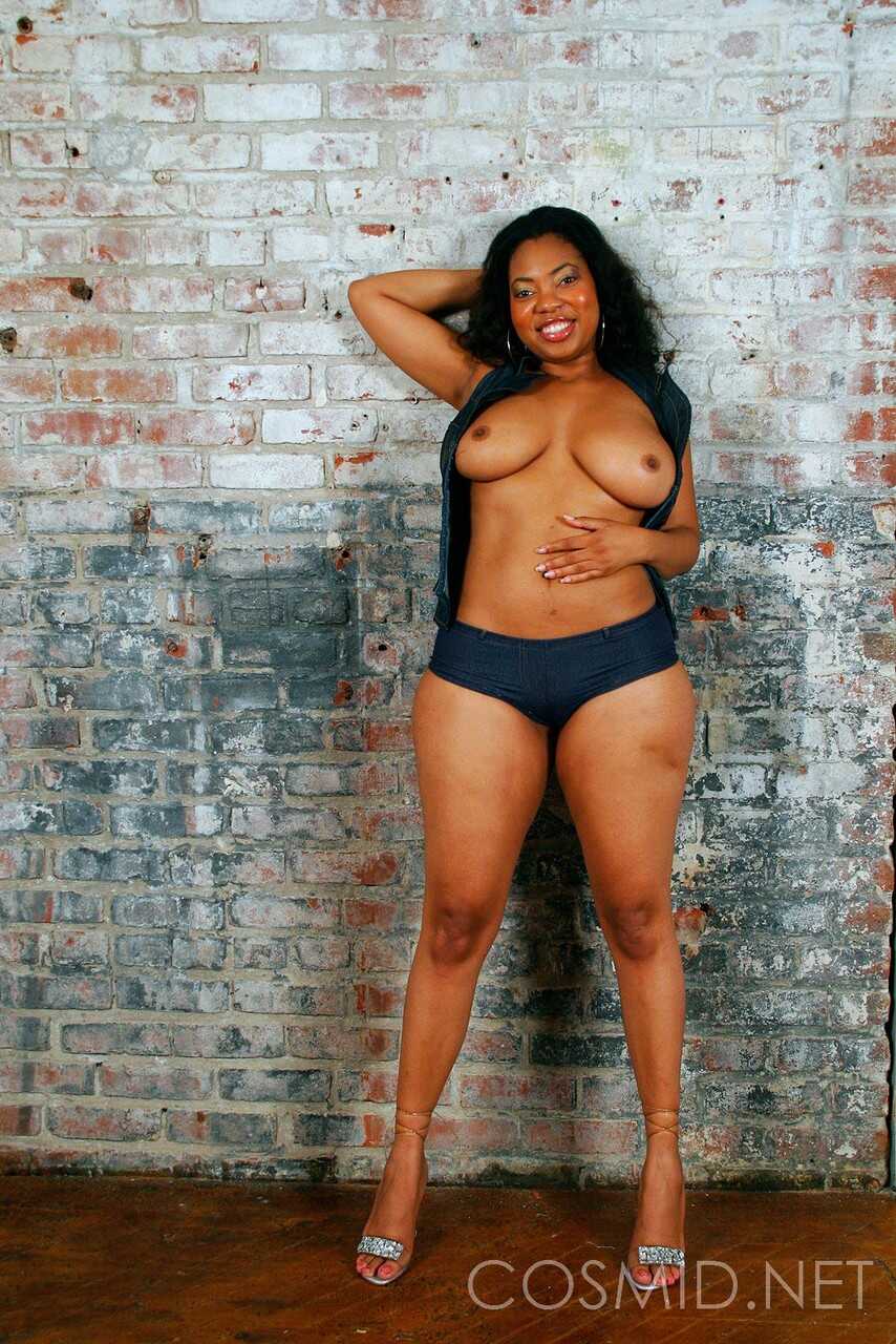 Busty amateur Dara strips nude for the camera to showcase her thick, sexy ebony curves and fatty black booty! - Dara
