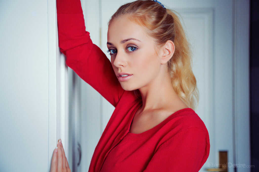 Blonde Jennifer Mackay's Perky Tits and Ass in a Sweater Get You Hot & Bothered! - Jennifer Mackay