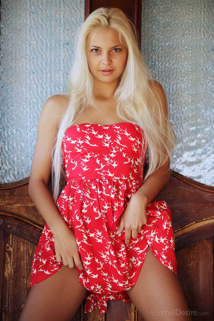 Leonie's Nude Solo Posing: Ridin' Herself Of A Summer Dress   Blonde Ass Play: Leonie's Spread 'Em And...