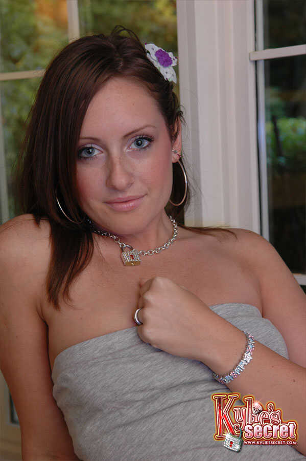 Red-Hot Redhead: Kylie's Thong Flashing Upskirt - Kylie