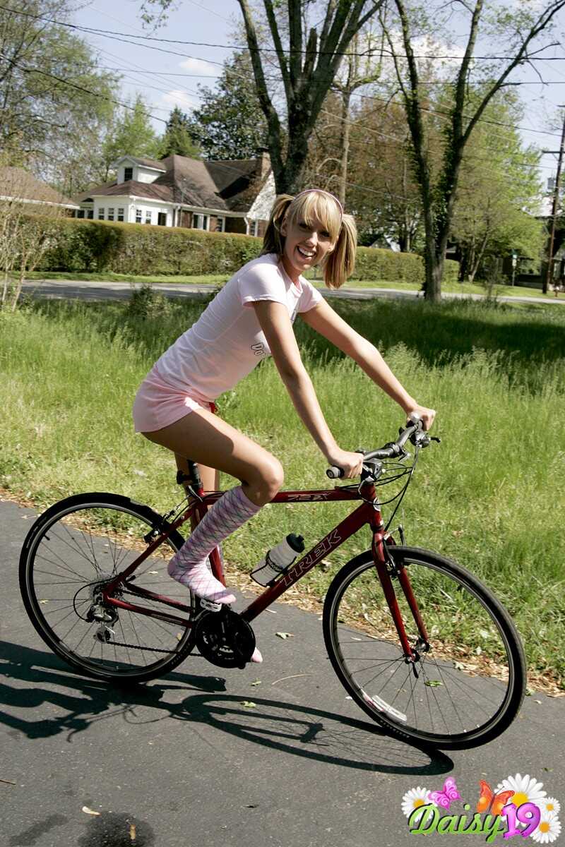 Daisy's Booty-licious Adventure: Exploring Her Underboobage and Round Cheeks in Short Shorts - Daisy 19