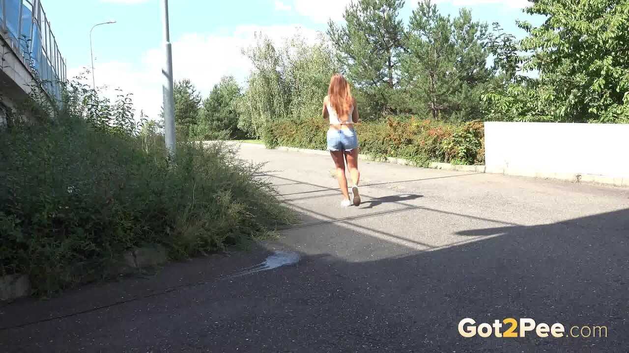 Lucka's Roadside Pee Party: The Redhead with the Huge Ass Makes a Splash