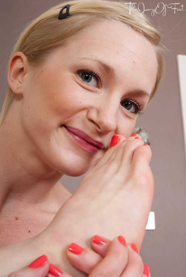 Lil' Chloe Gets Flexible and Sucks Her Own Toes in High Heels While Oiling Up Her Sexy Blonde Feet! - Lil Chloe