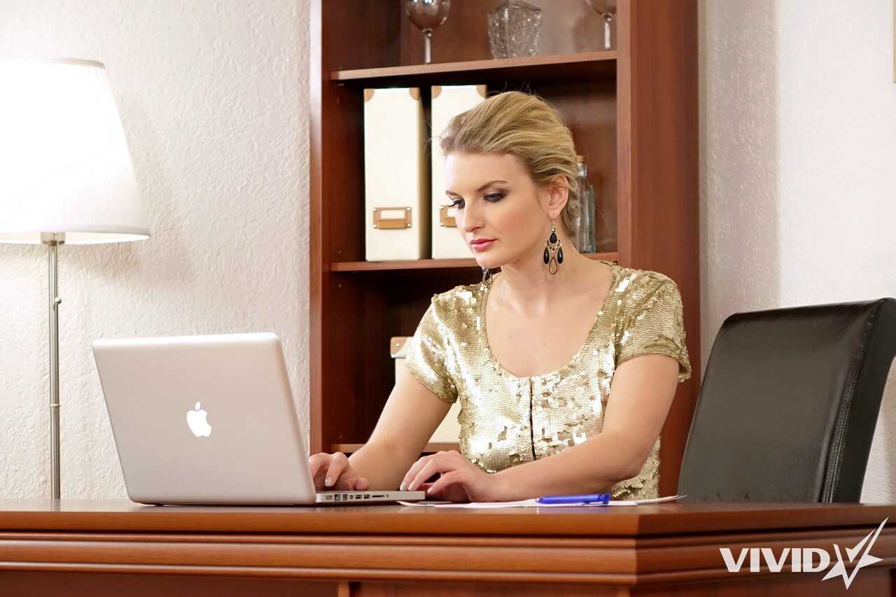 Elegant Russian Secretary Jemma Valentine Rides The Boss's Hard Big Cock On The Office Desk - Jemma Valentine