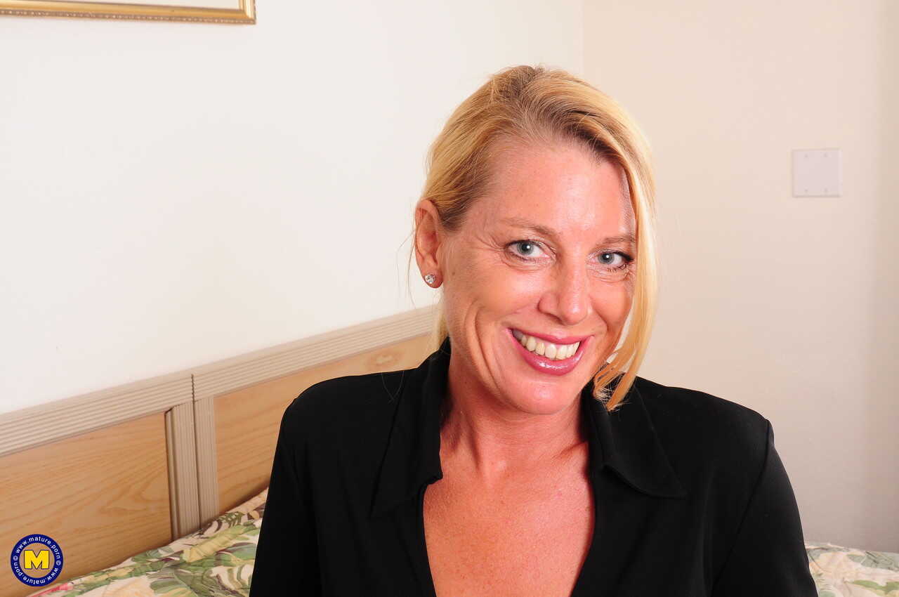 MILF Liz Summers Strips Naked and Takes You on a Sensual Ride Through Her Curvy Body - Liz Summers