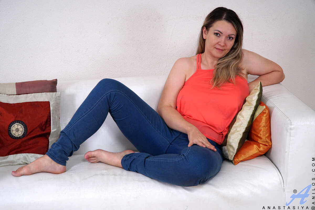 Anastasiya's Secret Desire: A Chubby Housewife's Forbidden Fetish of Showing Off Her Big Breasts and Pussy - Ana...