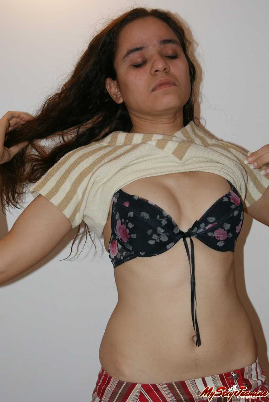 Jasmine's Boob Busters! The Indian Solo Girl Revealing Her Brassiere While Changing Her Clothing