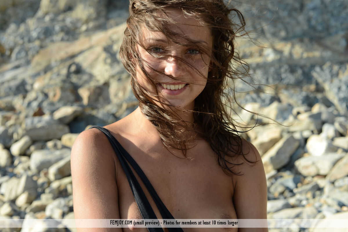 Medina's Nude Beach Showcase Unleashing Her Sensual Round Butt - Medina U