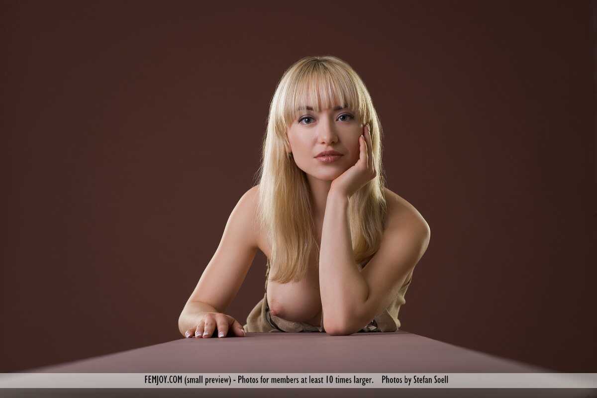 Blonde Bombshell Lia's Perfect Pair of Titans: A Nude Exhibition Like No Other - Lia