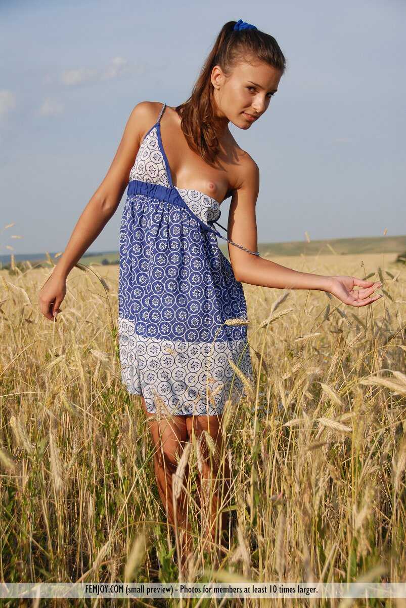 Nikki D’s Nude Field Adventure Exposing Her Cheeky Bum in the Hay