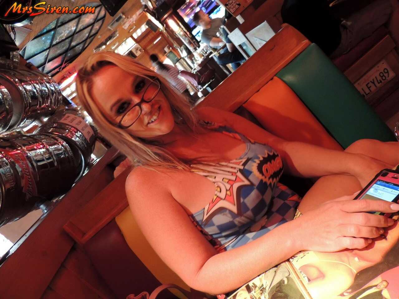 Fat amateur Dee Siren goes naked in public during a wild trip to Las Vegas Chubby Amateur MILF Exposed! - Dee Siren