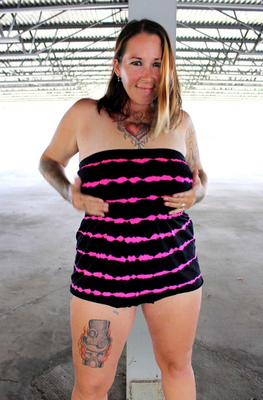 Thick amateur Kaleesi Kage flashes her thick pussy in a parking garage before a gloryhole BJ - Kaleesi Kage