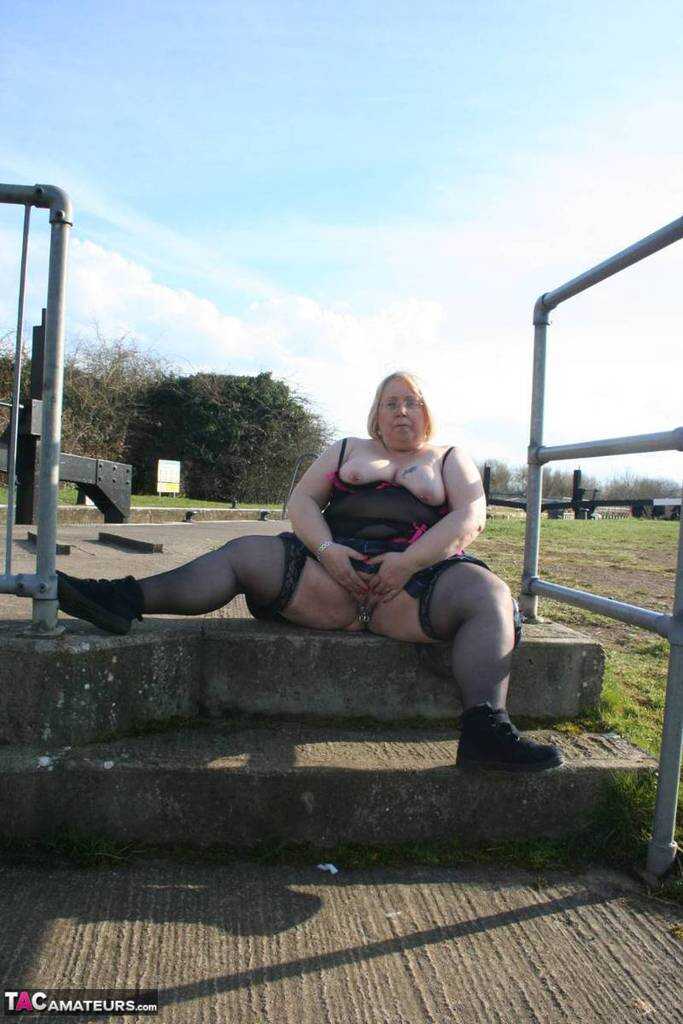 Massive MILF Lexie Cummings Plows her Obese Twat in Public for All to See!