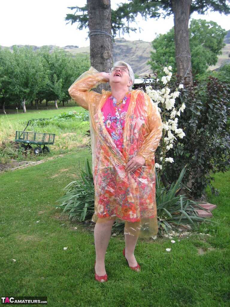 Grandma's Girdle Removal: A Short-Haired Nan Gets Naked For The Very First Time And Unwraps Her Saggy Titties To Reve...