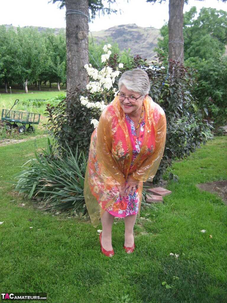 Grandma's Girdle Removal: A Short-Haired Nan Gets Naked For The Very First Time And Unwraps Her Saggy Titties To Reve...