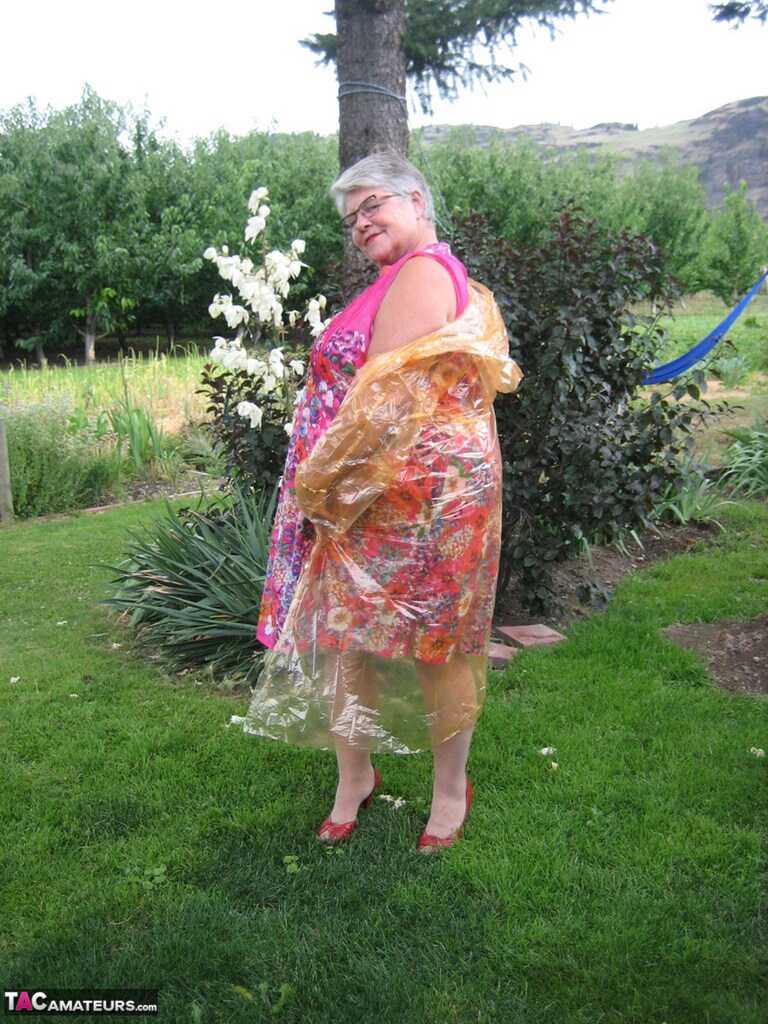 Grandma's Girdle Removal: A Short-Haired Nan Gets Naked For The Very First Time And Unwraps Her Saggy Titties To Reve...