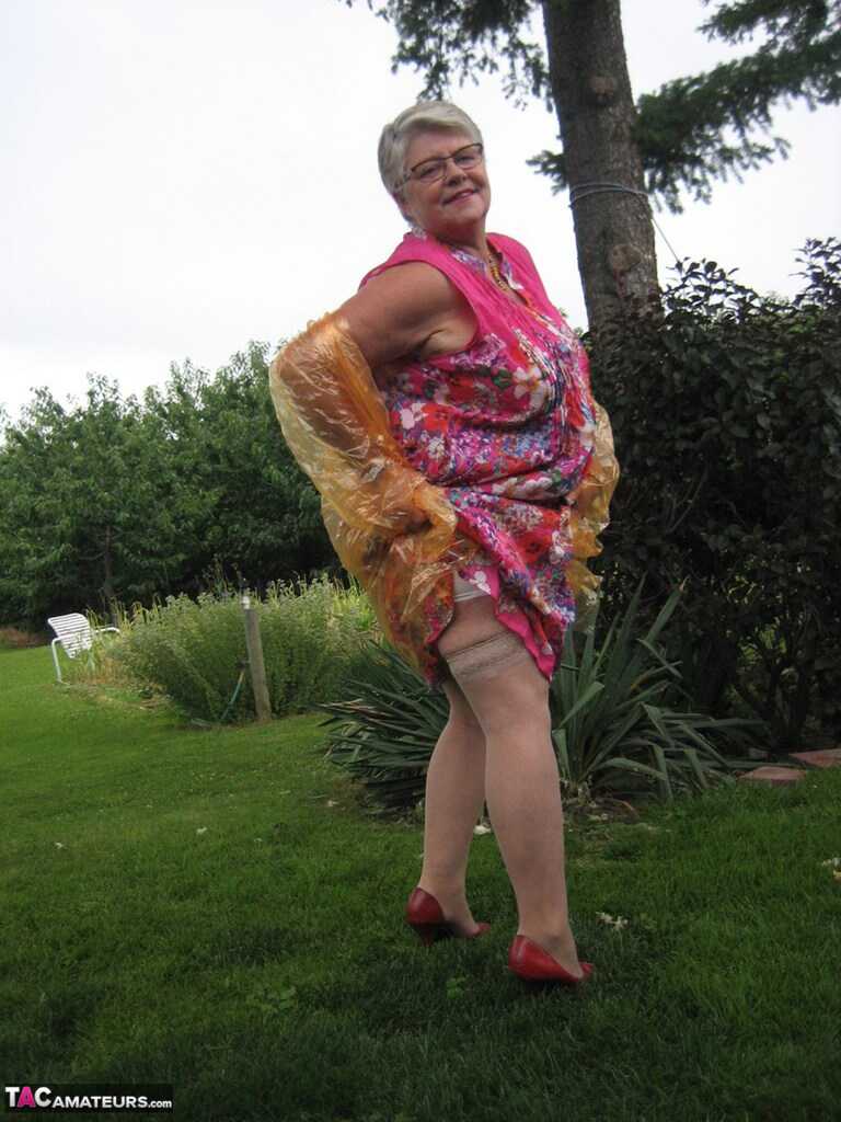 Grandma's Girdle Removal: A Short-Haired Nan Gets Naked For The Very First Time And Unwraps Her Saggy Titties To Reve...