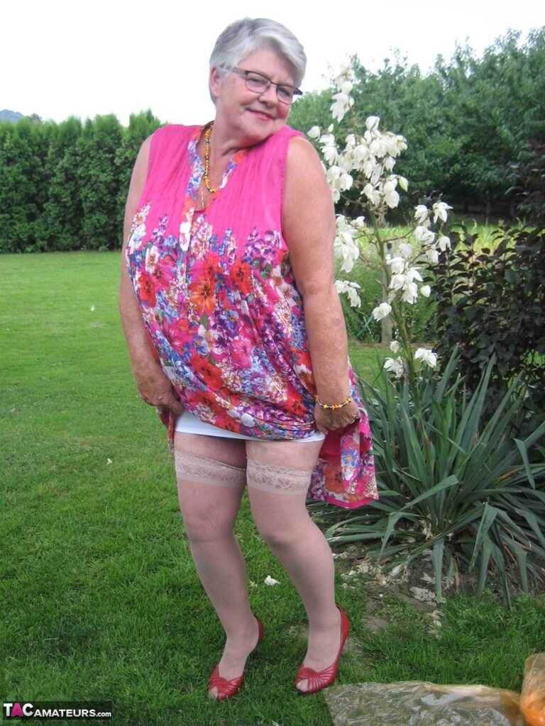 Grandma's Girdle Removal: A Short-Haired Nan Gets Naked For The Very First Time And Unwraps Her Saggy Titties To Reve...