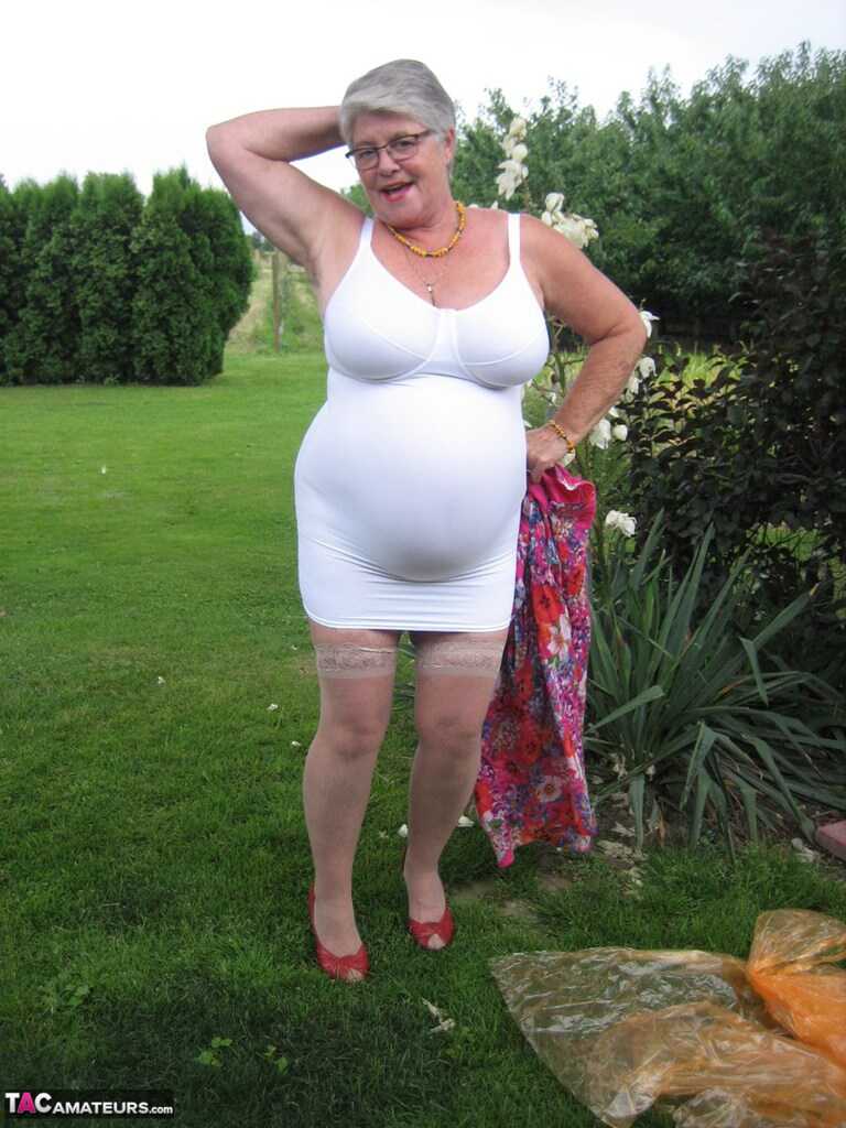 Grandma's Girdle Removal: A Short-Haired Nan Gets Naked For The Very First Time And Unwraps Her Saggy Titties To Reve...