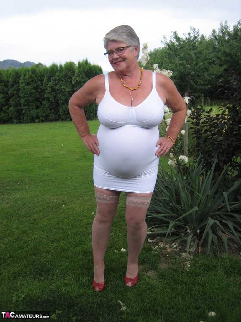 Grandma's Girdle Removal: A Short-Haired Nan Gets Naked For The Very First Time And Unwraps Her Saggy Titties To Reve...
