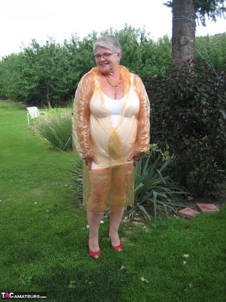 Grandma's Girdle Removal: A Short-Haired Nan Gets Naked For The Very First Time And Unwraps Her Saggy Titties To Reve...