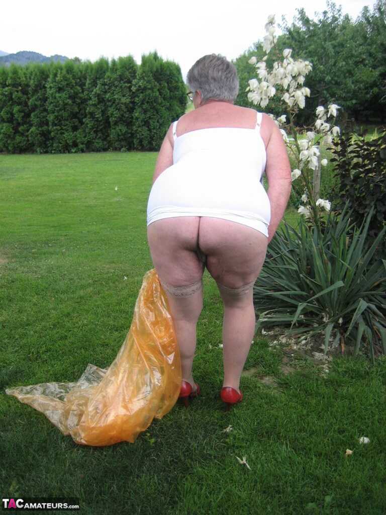 Grandma's Girdle Removal: A Short-Haired Nan Gets Naked For The Very First Time And Unwraps Her Saggy Titties To Reve...