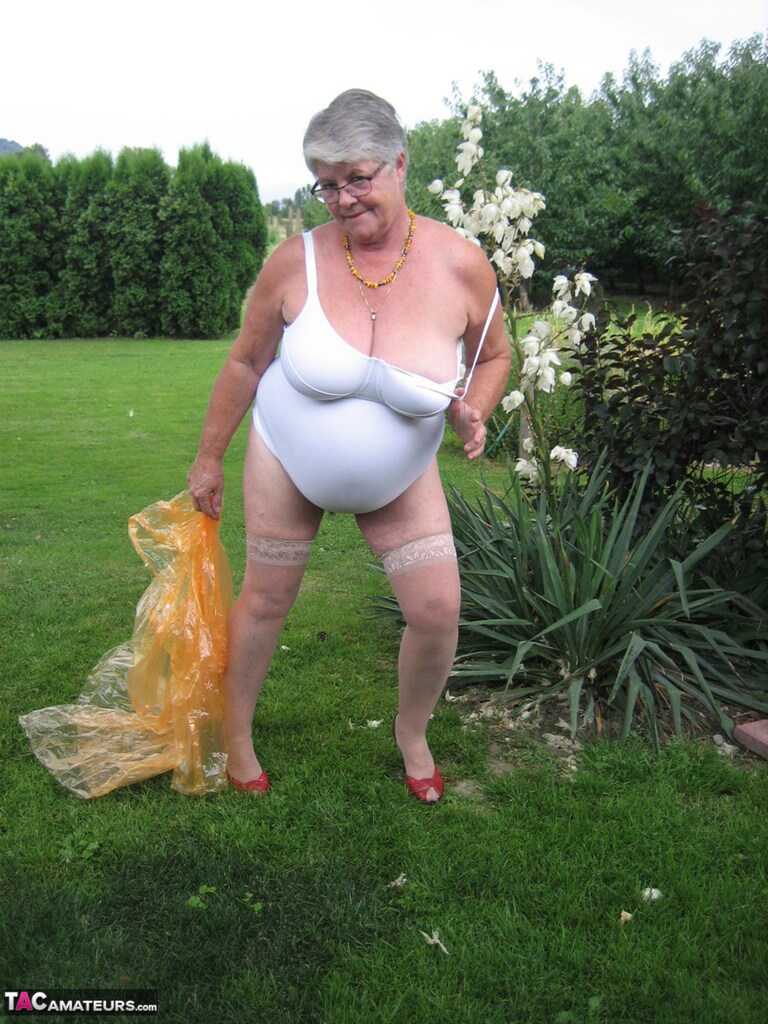 Grandma's Girdle Removal: A Short-Haired Nan Gets Naked For The Very First Time And Unwraps Her Saggy Titties To Reve...