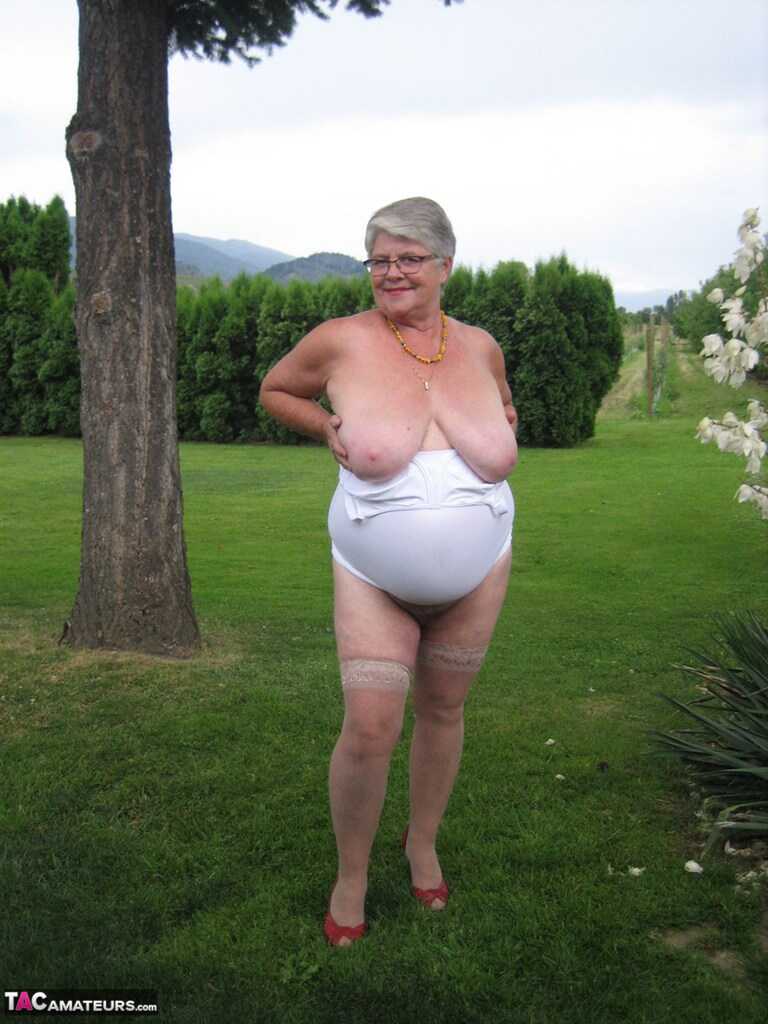 Grandma's Girdle Removal: A Short-Haired Nan Gets Naked For The Very First Time And Unwraps Her Saggy Titties To Reve...