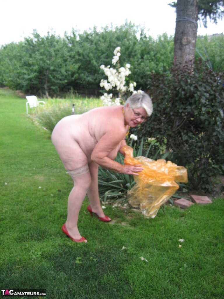 Grandma's Girdle Removal: A Short-Haired Nan Gets Naked For The Very First Time And Unwraps Her Saggy Titties To Reve...