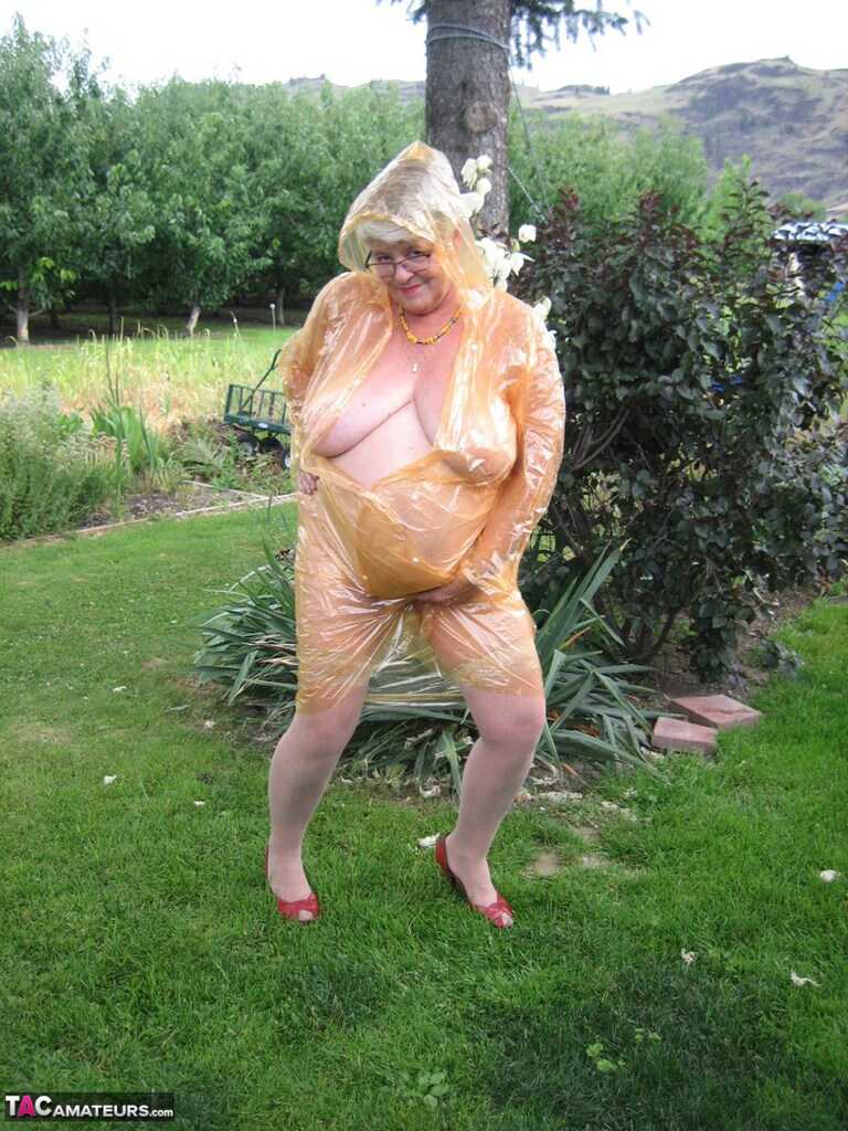 Grandma's Girdle Removal: A Short-Haired Nan Gets Naked For The Very First Time And Unwraps Her Saggy Titties To Reve...
