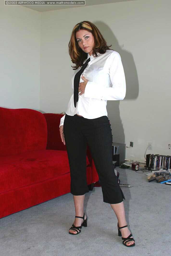Amateur MILF Jayden Fox leaves on her necktie while modeling in the nude for sexier effect - Jayden Fox