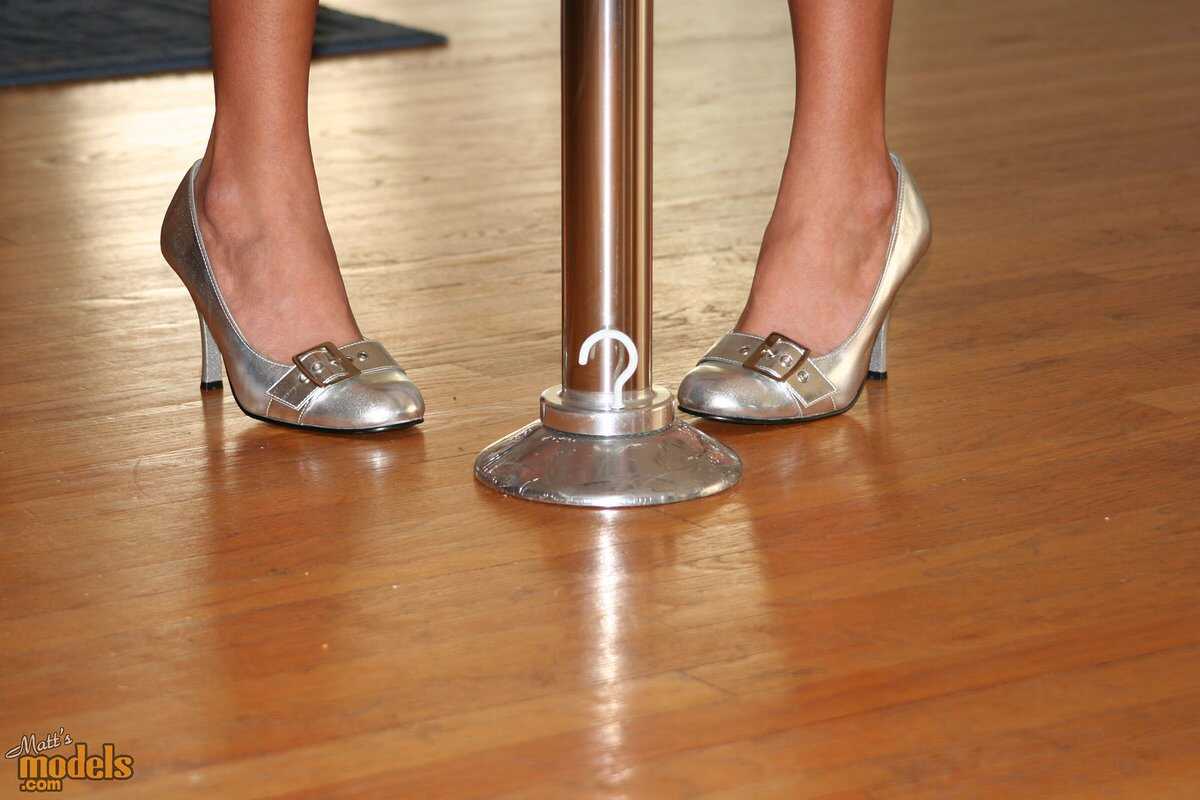 Reagan Manx Takes Off Her Silver Pumps and Strips for the Camera in a Leggy Amateur Show! - Reagan Manx