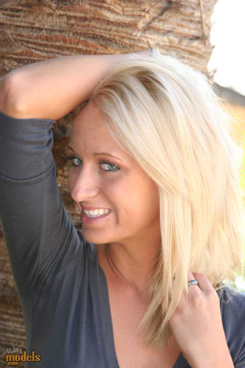Blonde Torrie's Bent Over Flip Flopped Ass - Torrie