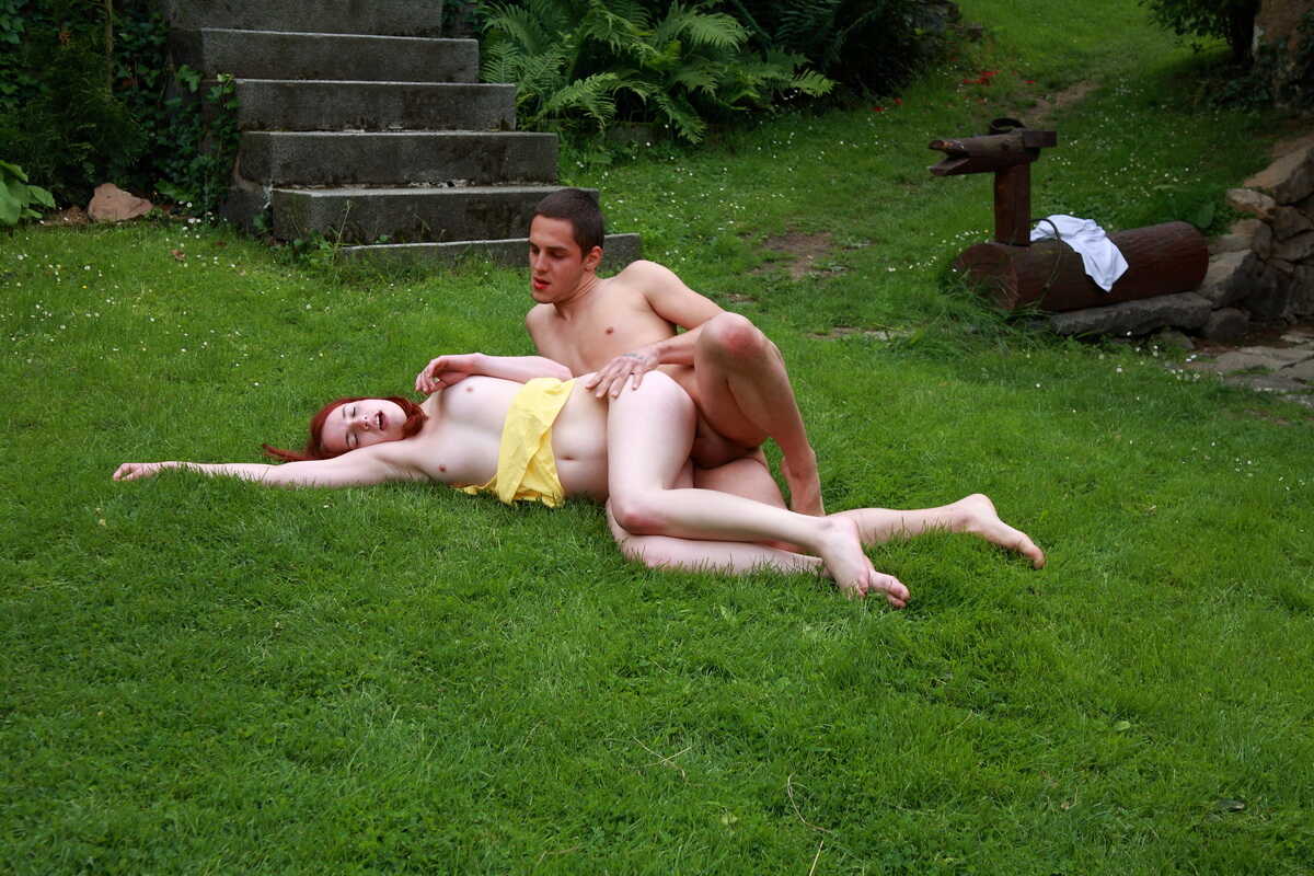 Red-hot Garden Fling: Jarmila and Aleksej's Wild Outdoor Romp 