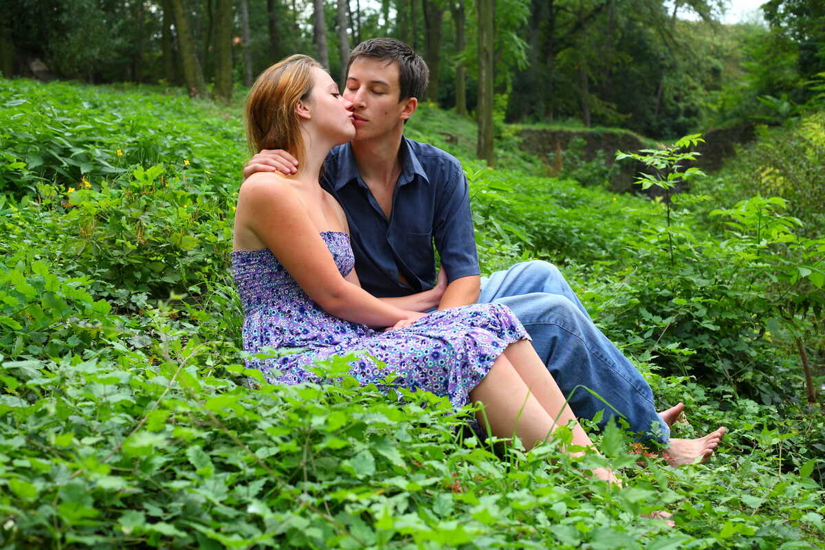 Redhead hikers take a break for some outdoor loving!