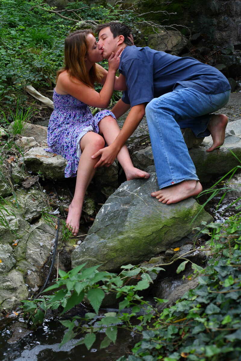 The Young and the Curious: An Amateur Couple's Outdoor Adventure on Lush Grass - Aneta, Ales